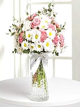 Vazoda Papatya ve Karanfil