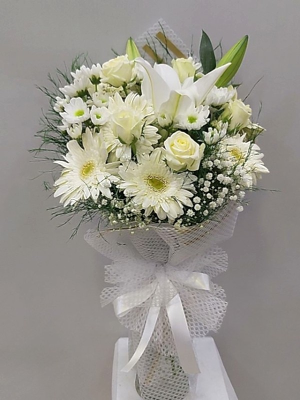 Beyaz Şık Çiçek Buketi