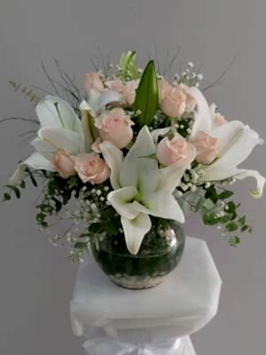 Vazoda Zambak ve Gül